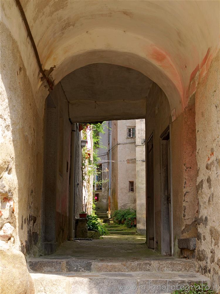 Valmosca frazione di Campiglia Cervo (Biella) - Voltone fra le antiche case